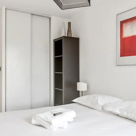 Cosy Flat With Balcony And Parking In Saint-cyprien, - Welkeys